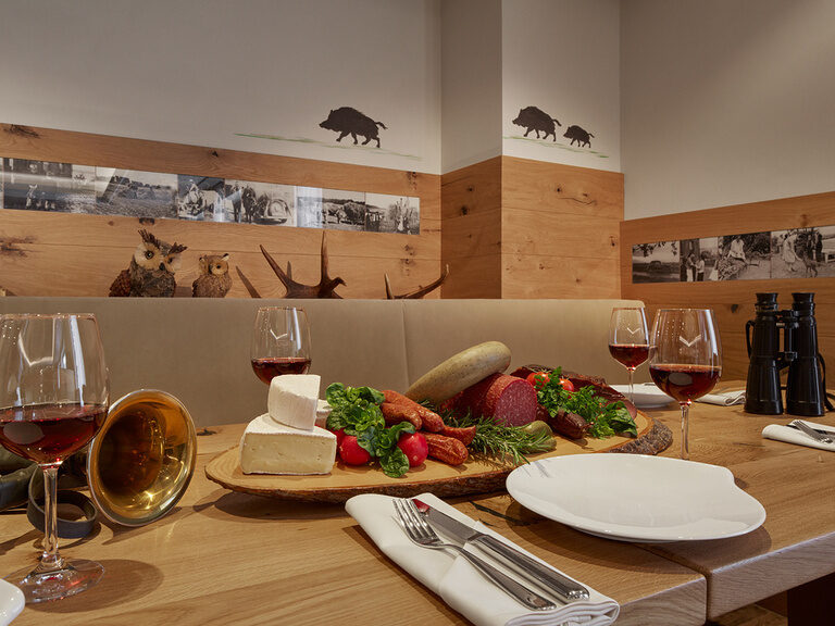 Deftige Brotzeitplatte mit Käse, Wurst und Wein im Restaurant des Hotel Konradshof im Nordschwarzwald