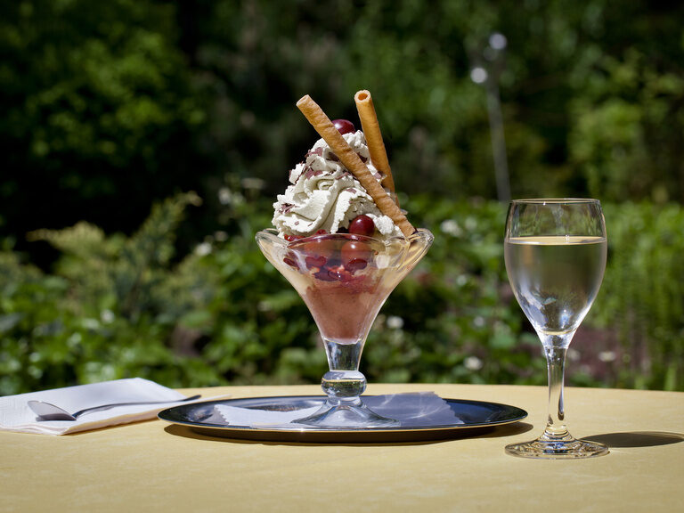Schwarzwälder Kirscheisbecher im Café Konradshof