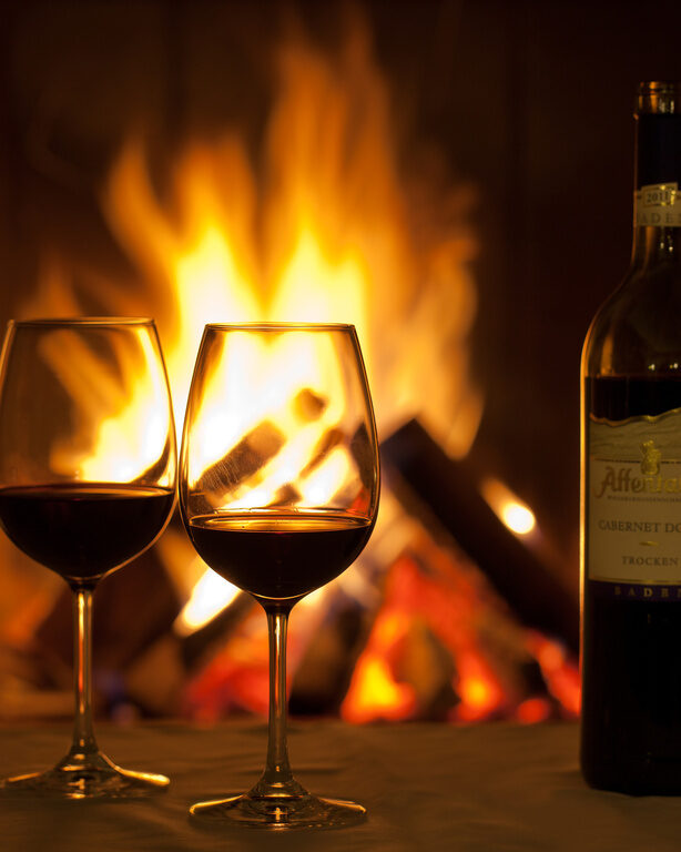 Wein am Kaminfeuer