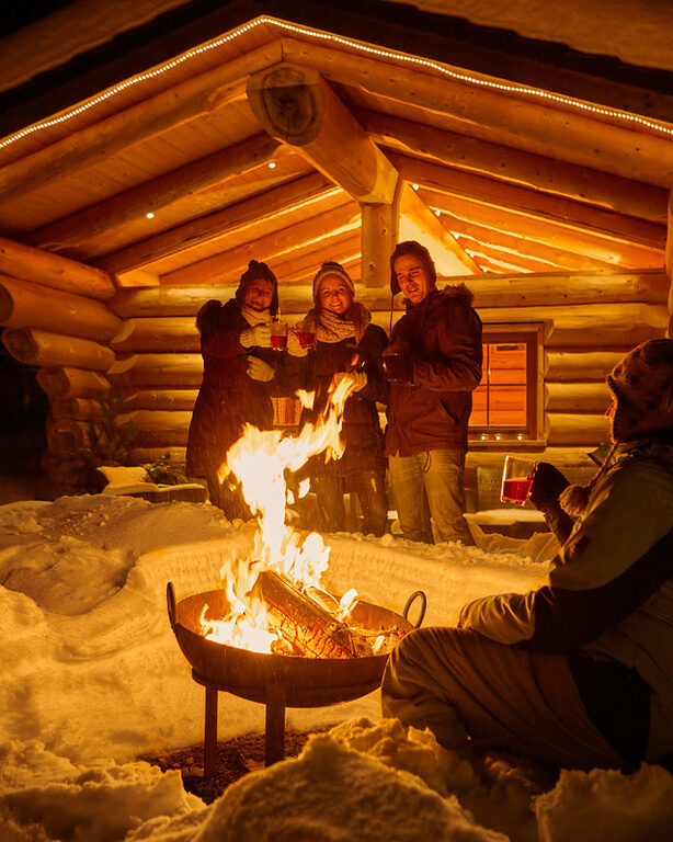 Winterfeuer vor den Blockhäusern