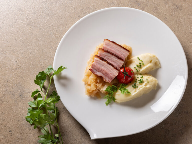 Schweinebauch auf Kartoffelpüree