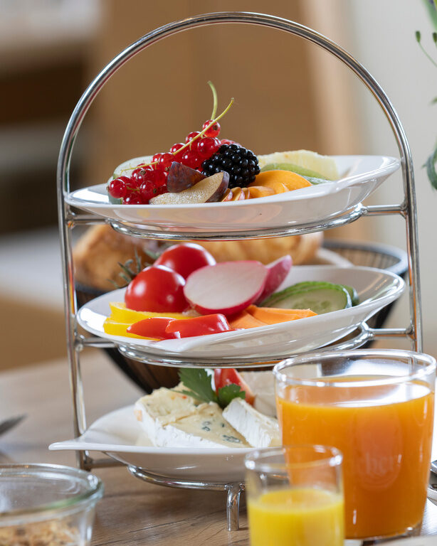 Etagere auf dem Frühstückstisch