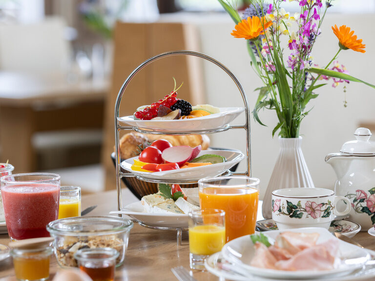 Auf einem gedeckten Tisch gehört auch eine lecker gefüllte Etagere mit Frische pur im Hotel Konradshof in Besenfeld
