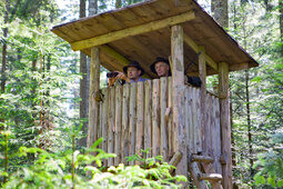 Hochsitz mit Jägern