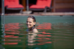 Schwimmen im Naturschwimmteich
