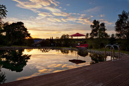 Naturschwimmteich mit Aussicht