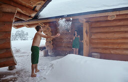 Schneeballschlacht nach der Sauna