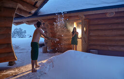 Abkühlung im Schnee nach der Sauna