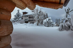 Blick zum Hotel von den Blockhäusern im Winter