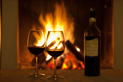 Wein am Kaminfeuer