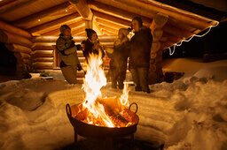 Winterfeuer vor den Blockhäusern