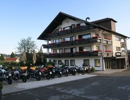 Motorräder  vor dem Hotel