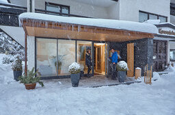 Hoteleingang im Winter