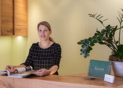 Annette Sackmann an der Hotelrezeption