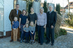 Familie Sackmann an der Hotelterrasse