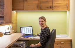 Annette Sackmann an der Rezeption