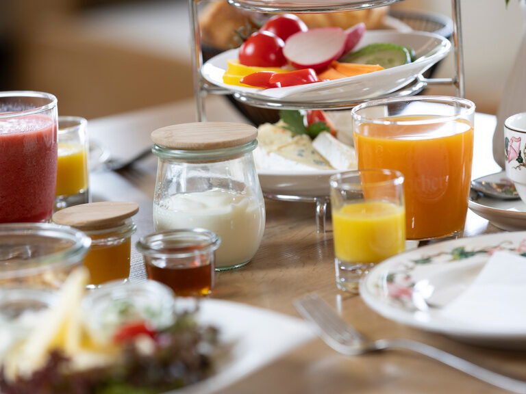 Geniessen Sie ein frisches Etageren-Frühstück im Hotel Konradshof in Besenfeld