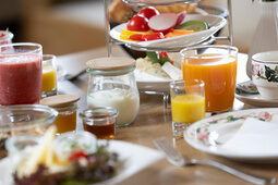 Geniessen Sie ein frisches Etageren-Frühstück im Hotel Konradshof in Besenfeld