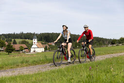 Ein Paar geniesst eine Fahrradtour rund um Besenfeld
