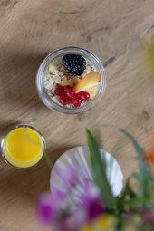 Frische im Glas, geniessen Sie das Bircher Müsli beim Frühstück im Hotel Konradshof in Besenfeld