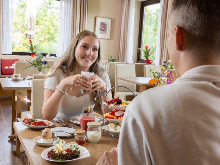 Ein junges Paar beim Geniessen Ihres Frühstücks im Hotel Konradshof in Besenfeld