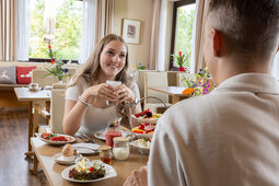 Ein junges Paar beim Geniessen Ihres Frühstücks im Hotel Konradshof in Besenfeld