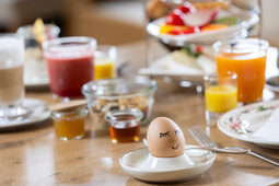 Schmuzeln schon beim Frühstück mit bemahlten Frühstückseiern gelingt der Start in den Tag im Hotel Konradshof in Besenfeld