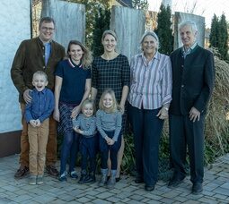 Gastgeberfamilie des Hotels Konradshof vor dem Hotelgebäude am Teich in Seewald-Besenfeld im Nordschwarzwald