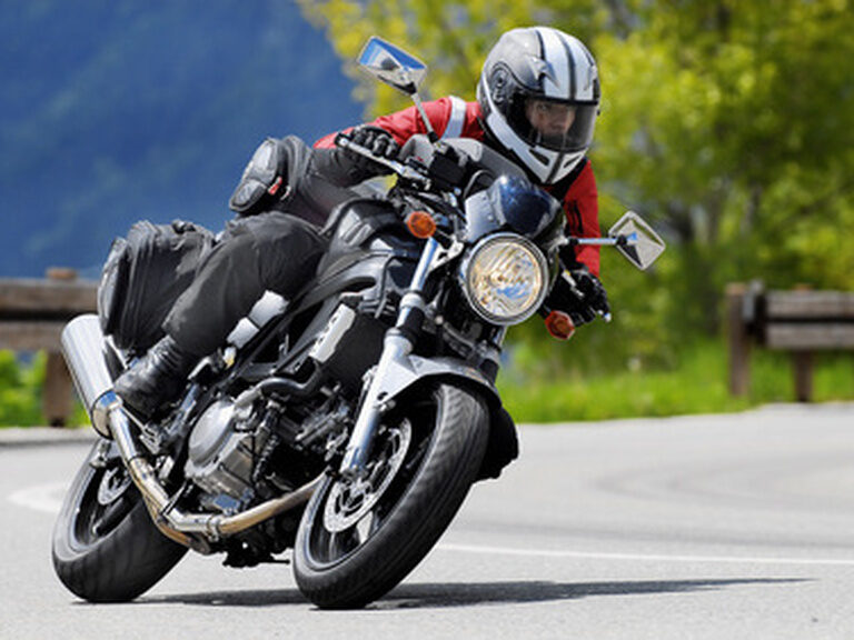 Ein Mann auf dem Mottorrad in einer Kurve im Nordschwarzwald