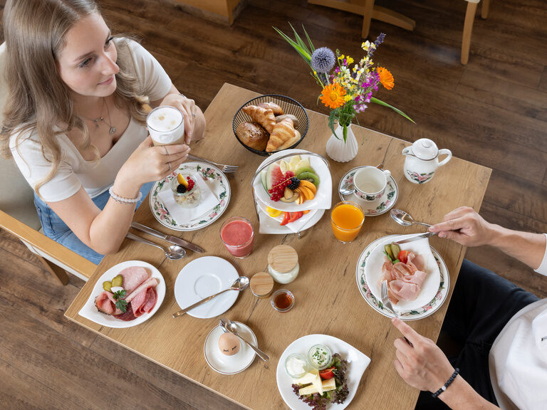 Ein junges Paar geniesst Ihr Frühstück in Hotel Konradshof in Besenfeld