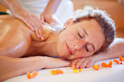 Entspannte Frau bei einer wohltuenden Rückenmassage im Wellnessbereich des Hotel Konradshof im Nordschwarzwald