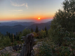 Romantischer Sonnenuntergang über dem Schwarzwald mit weitem Blick in die Natur rund um das Hotel Konradshof.