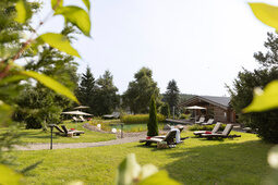 Gartenwiese lädt zum relaxen und baden im Nautrschwimmteich vom Hotel Konradshof in Besenfeld ein