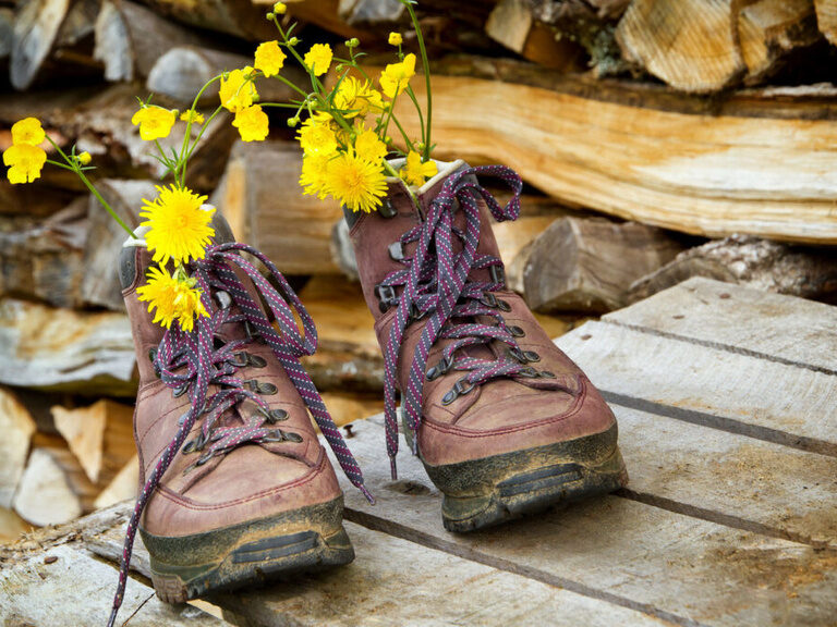 Geschmückte Wanderstiefel mit gelben Blumen